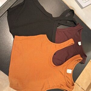 3/25 🔵Three crop tops. Size S.